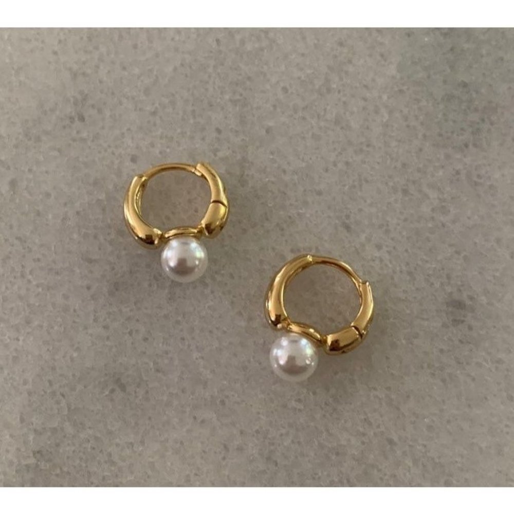 COPY - COPY - 18k Gold Chunky Pearl Huggie Hoop Earrings Brand New